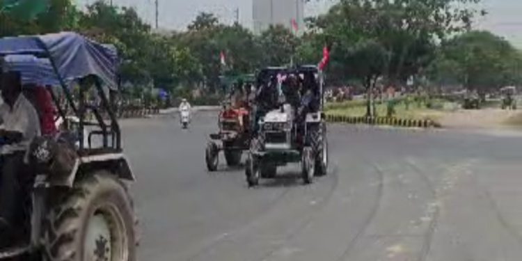 किसान सभा के नेतृत्व में किसानों ने प्राधिकरण के खिलाफ निकाली ऐतिहासिक ट्रेक्टर रैली