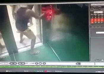 सोसाइटी की लिफ्ट में युवक ने दिखाई दबंगई, मुक्का मार कर तोड़ दिया लिफ्ट का पैनल, वीडियो वायरल