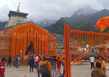 केदारनाथ मंदिर के गर्भगृह में नोट उड़ाती महिला का वीडियो वायरल, FIR दर्ज