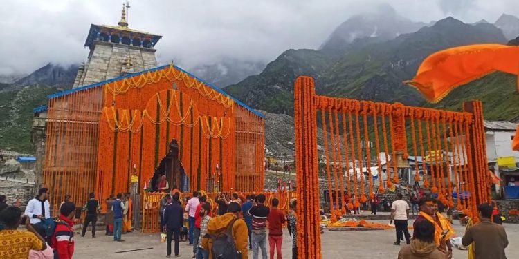 केदारनाथ मंदिर के गर्भगृह में नोट उड़ाती महिला का वीडियो वायरल, FIR दर्ज