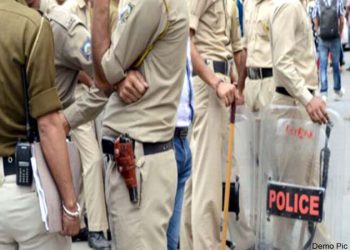 सगी बहनों को ले जा रहे दूसरे समुदाय के युवकों को भीड़ ने पीटा