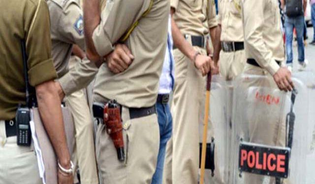 सगी बहनों को ले जा रहे दूसरे समुदाय के युवकों को भीड़ ने पीटा