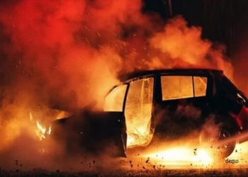 नोएडा में डिवाइडर से टकराने पर कार में लगी आग, दो लोग गंभीर रूप से झुलसे