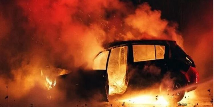 नोएडा में डिवाइडर से टकराने पर कार में लगी आग, दो लोग गंभीर रूप से झुलसे