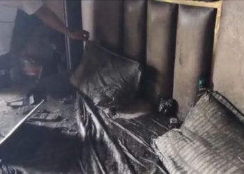 फ्लैट में था पूरा परिवार और लग गई आग, फायर सिस्टम फेल, महिला के बाल जले