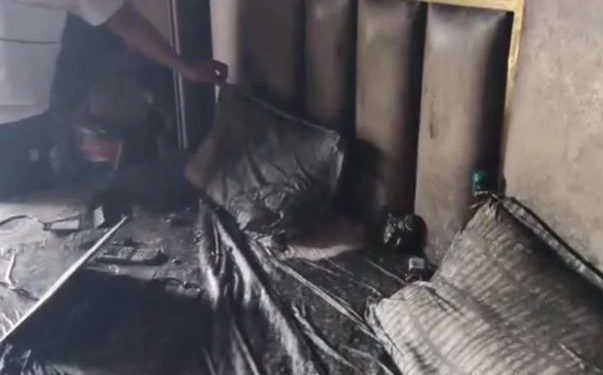 फ्लैट में था पूरा परिवार और लग गई आग, फायर सिस्टम फेल, महिला के बाल जले