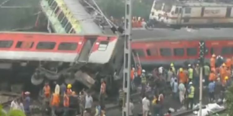 ओडिशा में एक के बाद एक-दूसरे से टकराईं 3 ट्रेनें, अबतक 280 लोगों की मौत, 900 से ज्यादा घायल