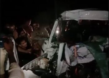 बांदा में भीषण सड़क हादसा: खड़े ट्रक में जा घुसी तेज रफ्तार बोलेरो, मां-बेटा समेत छह की मौत, दो घायल