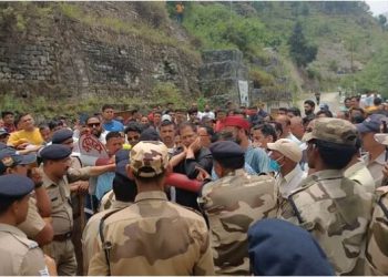 हेलंग मारवाड़ी बाईपास निर्माण के खिलाफ जोशीमठ में जूलूस प्रदर्शन, बंद रहा बाजार, तीर्थयात्री हुए परेशान