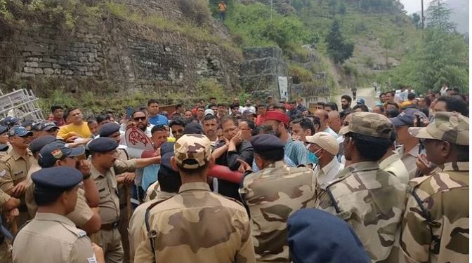 हेलंग मारवाड़ी बाईपास निर्माण के खिलाफ जोशीमठ में जूलूस प्रदर्शन, बंद रहा बाजार, तीर्थयात्री हुए परेशान