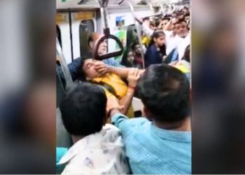 Fight in Delhi Metro: पकड़ा मुंह-जड़ा थप्पड़, दिल्ली मेट्रो बनी जंग का अखाड़ा, देखें VIDEO