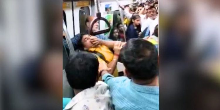 Fight in Delhi Metro: पकड़ा मुंह-जड़ा थप्पड़, दिल्ली मेट्रो बनी जंग का अखाड़ा, देखें VIDEO