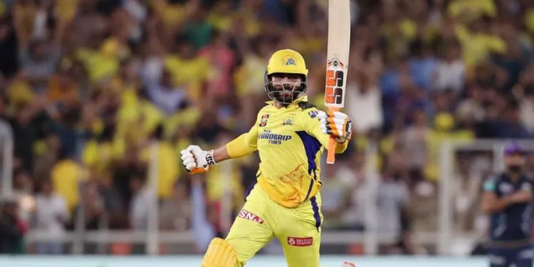 रवींद्र जडेजा ने इस क्रिकेटर को गिफ्ट किया फाइनल का बैट, 2 गेंदों में 10 रन ठोक सीएसके को दिलाई थी जीत