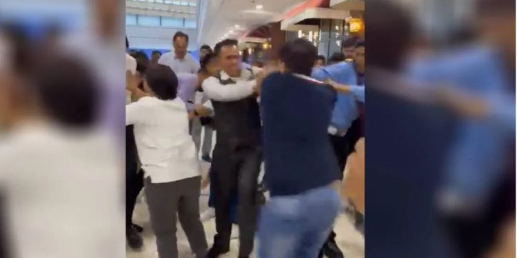 नोएडा के एक मॉल में परिवार के साथ मारपीट, सर्विस चार्ज को लेकर भिड़े बाउंसर
