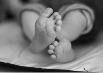 Noida News: 8वीं मंजिल से गिरा 5 साल का बच्चा; कमरे में सोते रहे माता-पिता, पुलिस खोज रही कैसे हुआ हादसा?