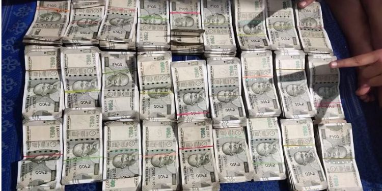 बेड पर बिछी नोटों की गड्डी संग दारोगा के बच्चों की तस्वीर वायरल, अब ये कहानी सामने आई