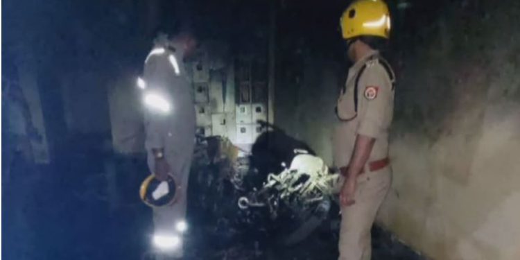 Fire in Noida: नोएडा के धर्मा अपार्टमेंट में लगी भीषण आग, 5 बाइक जलकर हुई राख