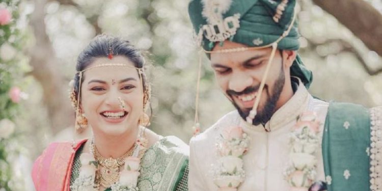 शादी के बंधन में बंधे ऋतुराज गायकवाड़, पत्नी उत्कर्षा पवार संग शेयर की खूबसूरत तस्वीरें