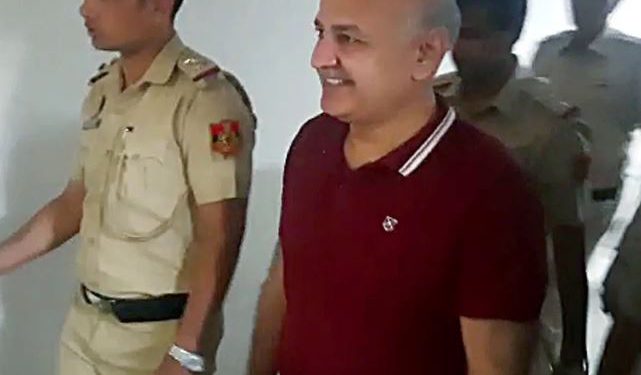 Delhi Liquor Scam: दिल्ली HC से मनीष सिसोदिया को राहत, पत्नी से मिलने की मिली अनुमति