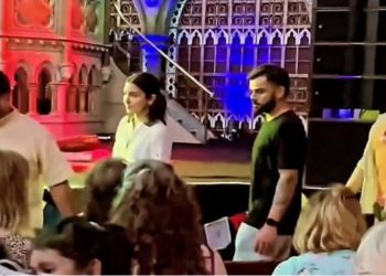 लंदन में पत्नी अनुष्का शर्मा के साथ भजन सुनने पहुंचे विराट कोहली, फोटो वायरल