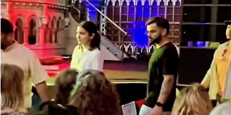 लंदन में पत्नी अनुष्का शर्मा के साथ भजन सुनने पहुंचे विराट कोहली, फोटो वायरल