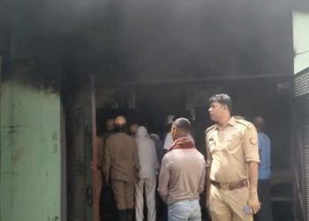 दादरी में गैस सिलेंडर में रिसाव से घर में लगी आग, घर के सामान सहित कार जलकर हुआ राख