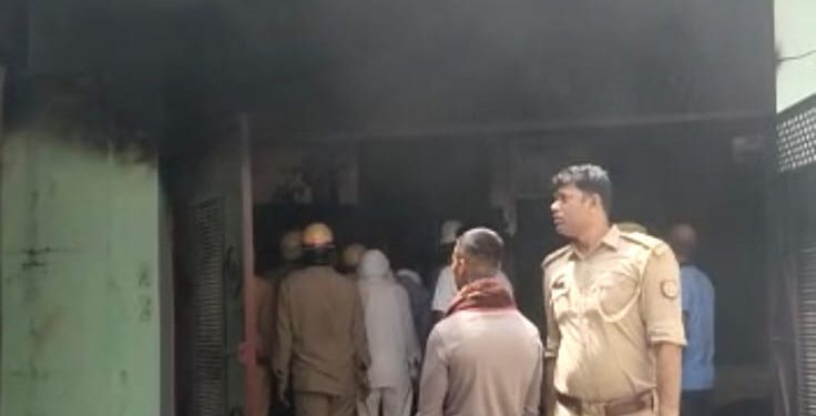 दादरी में गैस सिलेंडर में रिसाव से घर में लगी आग, घर के सामान सहित कार जलकर हुआ राख