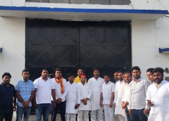 ग्रेटर नोएडा। जेल भेजे गए किसानों से समाजवादी पार्टी के विधायक अतुल प्रधान ने की मुलाकात