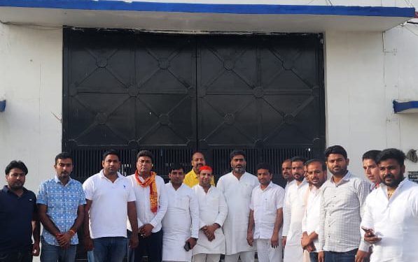 ग्रेटर नोएडा। जेल भेजे गए किसानों से समाजवादी पार्टी के विधायक अतुल प्रधान ने की मुलाकात