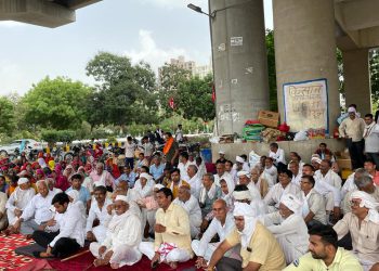 ग्रेटर नोएडा प्राधिकरण पर धरना दे रहे किसानों ने अधिकारियों की सदबुद्धि के लिए किया हवन