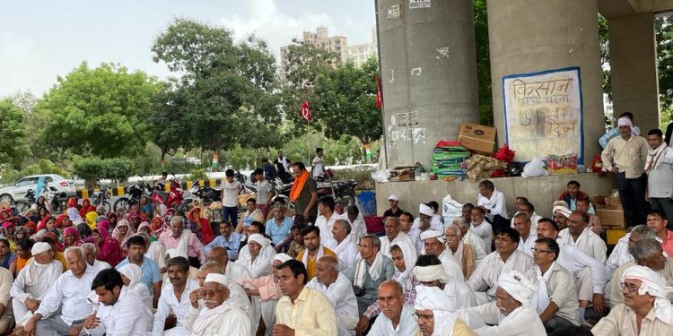 ग्रेटर नोएडा प्राधिकरण पर धरना दे रहे किसानों ने अधिकारियों की सदबुद्धि के लिए किया हवन