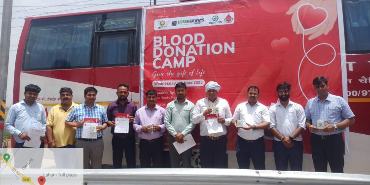 लुहारली टोल प्लाजा पर परियोजना प्रमुख द्वारा किया गया रक्तदान शिविर का आयोजन 