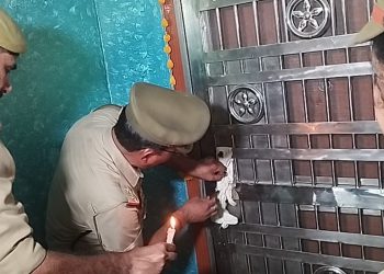 गैंग लीडर गैंगस्टर मनोज उर्फ आसे ढाई करोड़ों के फ्लैट को पुलिस ने किया सील