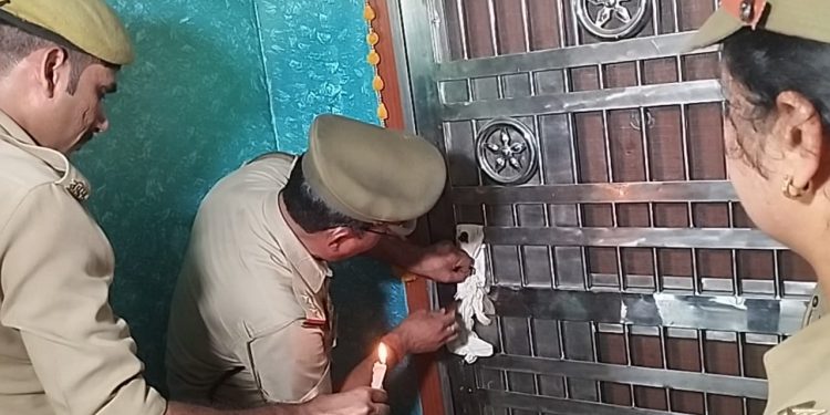 गैंग लीडर गैंगस्टर मनोज उर्फ आसे ढाई करोड़ों के फ्लैट को पुलिस ने किया सील