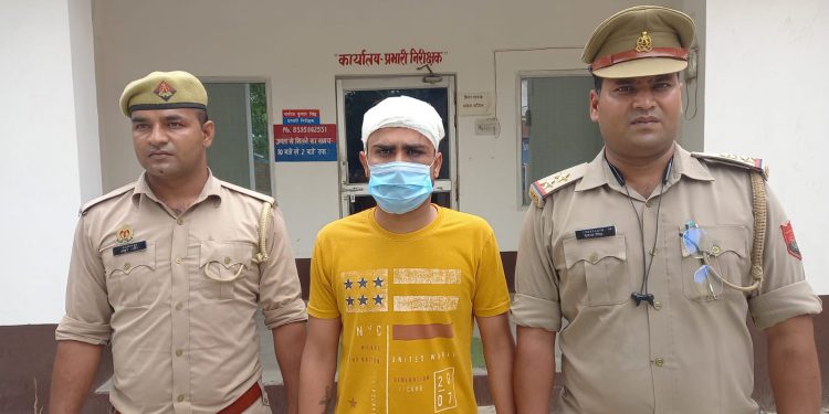 घर मे घुसकर मारपीट व उनकी नाबालिग का अपहरण करने वाले फरार आरोपी को किया गिरफ्तार