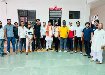 कावड़ यात्रा के चलते मांसाहारी दुकानों को बंद करने व गौहत्या पर रोक लगाने की मांग को लेकर सौपा ज्ञापन