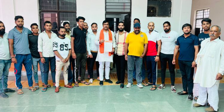 कावड़ यात्रा के चलते मांसाहारी दुकानों को बंद करने व गौहत्या पर रोक लगाने की मांग को लेकर सौपा ज्ञापन