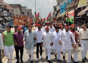 बिजली कटौती के खिलाफ समाजवादी पार्टी के कार्यकर्ताओं ने किया प्रदर्शन, उपजिलाधिकारी को सौंपा ज्ञापन।