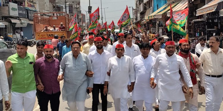 बिजली कटौती के खिलाफ समाजवादी पार्टी के कार्यकर्ताओं ने किया प्रदर्शन, उपजिलाधिकारी को सौंपा ज्ञापन।