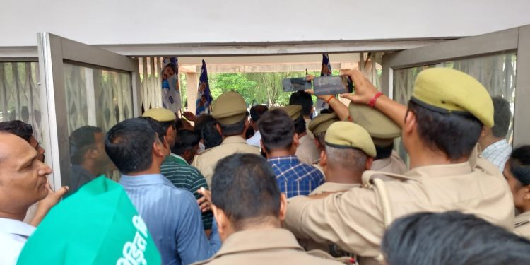 चंद्रशेखर पर हुए हमले के विरोध में भारतीय किसान सभा ने जिलाधिकारी को सौंपा ज्ञापन