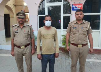 नारियलो पर गंदा नाले का पानी छिड़ककर बेचने वाला आरोपी गिरफ्तार, वीडियो वायरल होने के बाद पुलिस ने की कार्रवाई