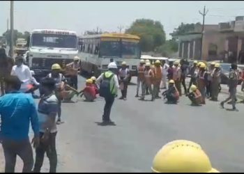 NH-91 चौड़ीकरण के मजदूरों से दबंगो ने की मारपीट, गुस्साए श्रमिको ने किया हंगामा