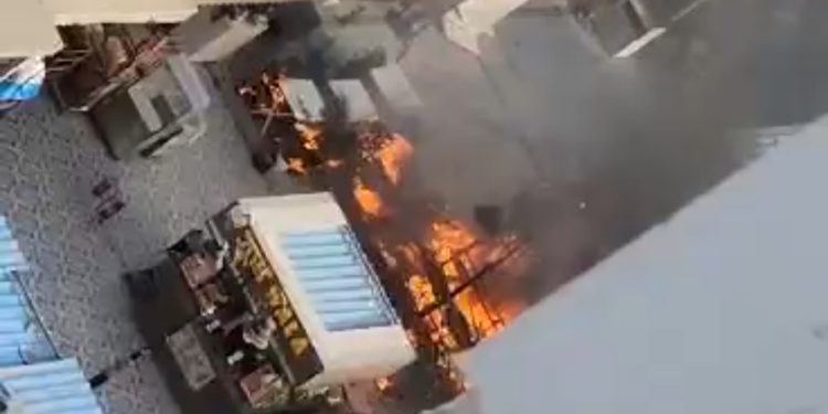 ग्रेटर नोएडा वेस्ट के चाइनीस फूड कॉर्नर में लगी आग, सारा सामान जलकर हुआ राख