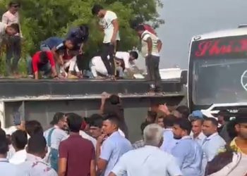 कर्मचारियों को लेकर जा रही यामाहा कंपनी की बस अनियंत्रित होकर पलटी, कई लोग घायल