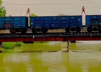 Greater noida मालगाड़ी पर खड़े होकर स्टंट करते दो युवको का वीडियो वायरल, देखे वायरल वीडियो