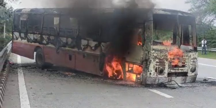 यमुना एक्सप्रेस वे पर सवारियों से भरी चलती बस में लगी आग, सवारियों ने कूदकर बचाई जान