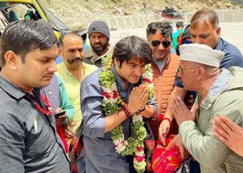 बद्रीनाथ धाम पहुंचने पर धीरेन्द्र शास्त्री का हुआ भव्य स्वागत, पूजा-अर्चना कर लिया भगवान बद्रीविशाल का आशीर्वाद