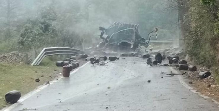 गैस सिलेंडर से भरे ट्रक में जोरदार धमाका, दहशत में लोग, कुदरत ने दिखाया रहम और बुझ गई आग