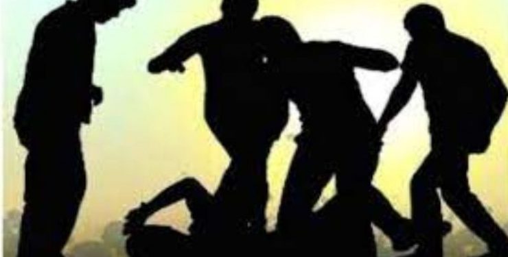 पत्नी समेत चार लोगों ने मिलकर पति को बेरहमी से पीटा, गुप्तांग में डाला डंडा, जानें- पूरा मामला