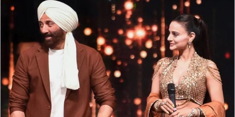 Gadar 2 की रिलीज से पहले अमीषा पटेल ने लिया मेकर्स से पंगा, खुलेआम सुनाईं खरीखोटी